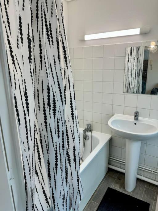 Superbe Appartement Tres Calme Et Confortable Reims Ngoại thất bức ảnh